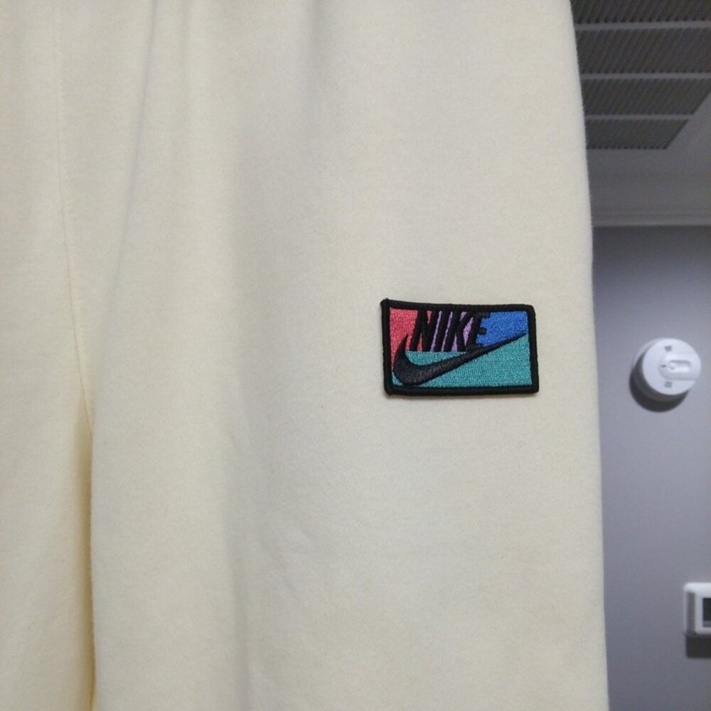 Nike Club Fleece Men's Size XL Logo Patch Coconut Cream Joggers New - Picture 2 of 10
